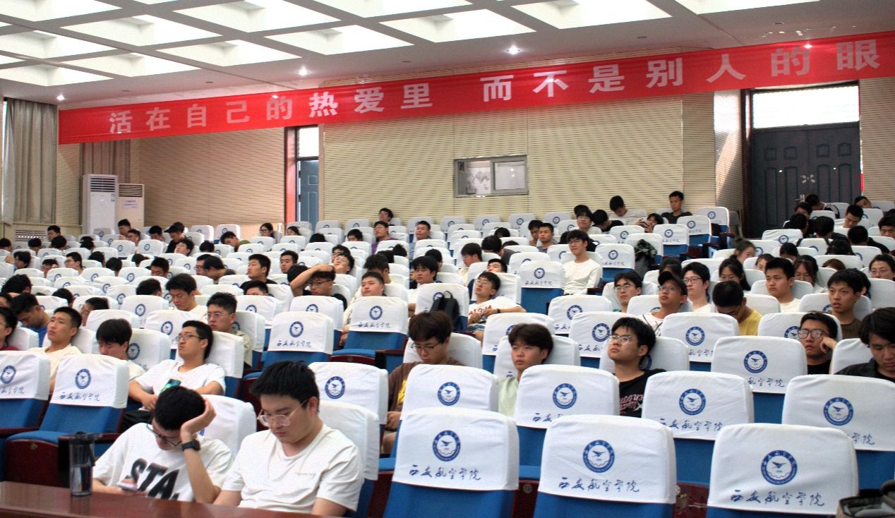 礼堂里有许多人 描述已自动生成 礼堂里有许多人 描述已自动生成