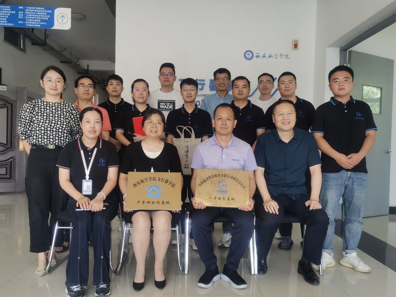 一群人站在一起合影描述已自动生成 一群人站在一起合影描述已自动生成